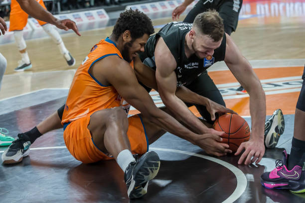 形成鲜明对 形成鲜明对